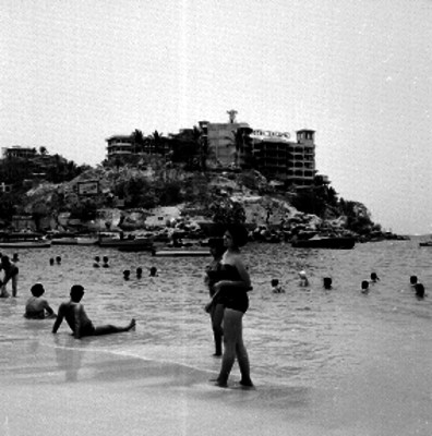 Bañistas en una playa de Acapulco, cercana del Hotel Caleta