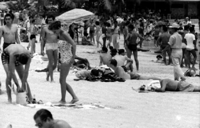 Turistas en una playa de Acapulco