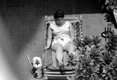 Turista "tomando el sol" en una terraza