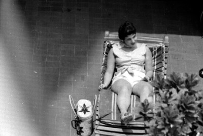 Turista asoleándose en una terraza
