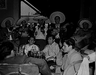 Mariachi toca a clientes en el interior de una cantina