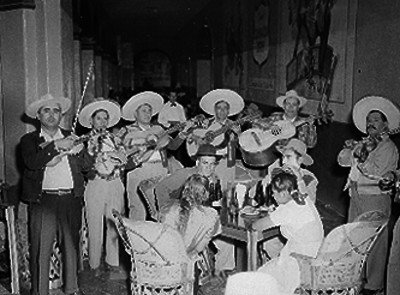 Músicos tocan en el Parian Tlaquepaque
