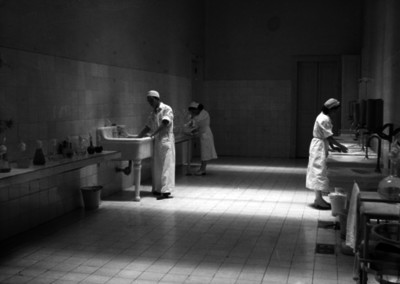 Médico y enfermeras se asean en un laboratorio