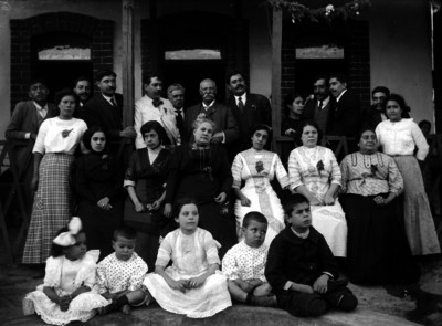 Arriaga y familia afuera de su hacienda pulquera, retrato de grupo