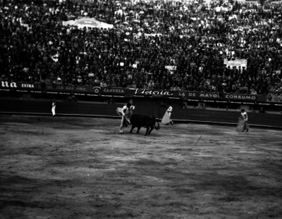 Carlos Arruza en un lance de capa durante una corrida