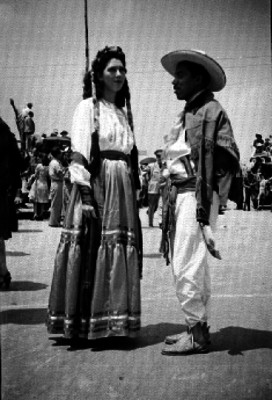 Pareja ataviada con traje mestIzo durante el festival de la Guelaguetza