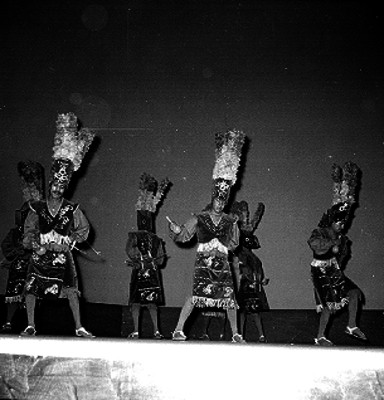 Danzantes bailando la danza de la pluma durante el festival de aniversario del IMSS en la Unidad Independencia