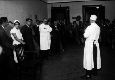 Asuero en reunión con dentistas en su consultorio