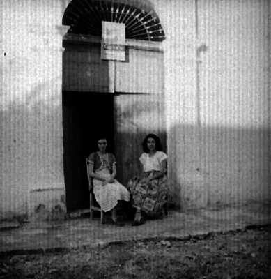 Mujeres sentadas frente a una casa antigua, en ciudad de Alamos, Sonora