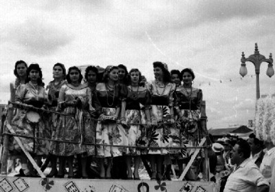 Mujeres veracruzanas sobre una tarima durante el carnaval de Veracruz
