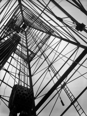Torre de un pozo petrolero, toma en contrapicada