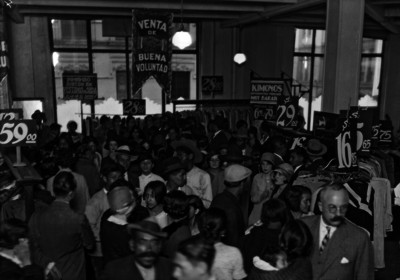 Multitud en la venta de buena voluntad de una tienda departamental