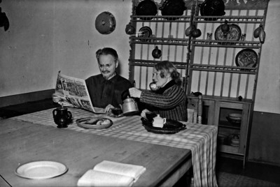 León Trotsky lee un periódico acompañado de su esposa Natalia Sedova