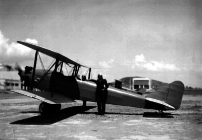 Pilotos aviadores en un avión de la compañía Auro