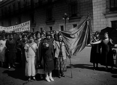 Contingente de mujeres durante un mitin