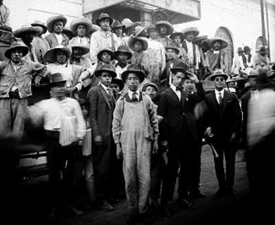 Hombres frente a edificio en Paseo de la Reforma