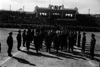 Funcionarios públicos y líderes campesinos en un acto protocolario