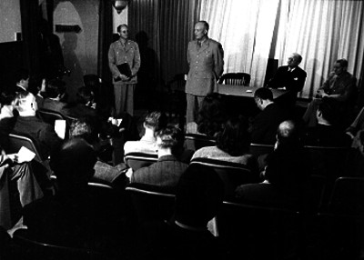 Dwight Eisenhower habla ante personas en un auditorio