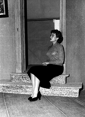 Silvia Pinal escenificando la obra un cuarto para vivir en el Teatro 5 de Diciembre