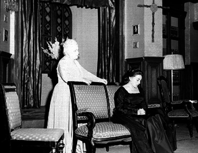 Ana Blanch escenificando la obra 'Toda una Dama'