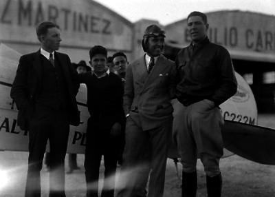 Pilotos aviadores en compañía de unos hombres, retrato