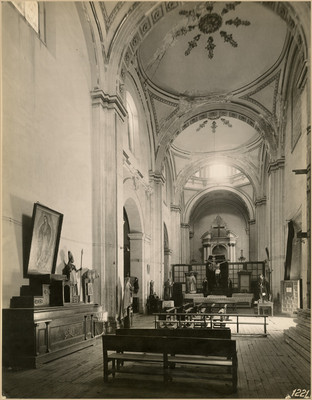 Iglesia de la Santa Veracruz, vista interior hacia el altar