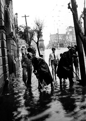 Bomberos trabajando en una calle inundada