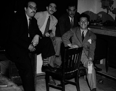 Ismael Casasola con colegas en una oficina