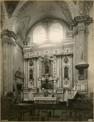 Altar del costado sur en la Parroquia de Santa Clara de Asís