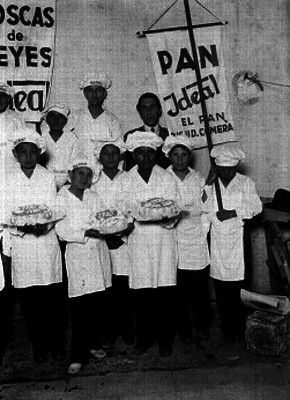 Niños mostrando unos pasteles de la panaderia Ideal