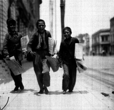 Niños vendiendo periódicos en la calle, retrato