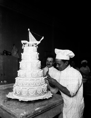 Hombre decorando un pastel