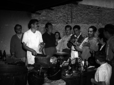 Hombres en un puesto de barbacoa
