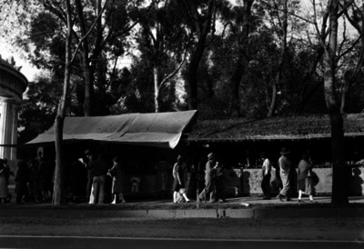 Gente camina entre puestos en la alameda central
