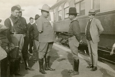 Gral. Obregón conferenciando con el jefe de las fuerzas de Pénjamo