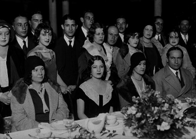Hombres y mujeres adolescentes durante un banquete, retrato de grupo