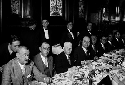 Tomas Sansano y otros funcionarios públicos durante un banquete