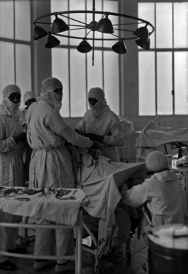 Médicos realizan intervención quirúrgica en un quirofano