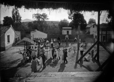 Hombres, mujeres y niños en un día de campo