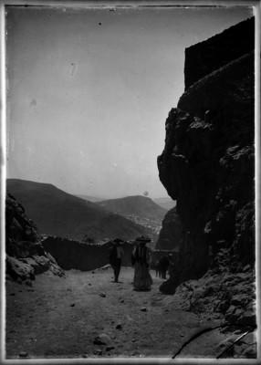 Campesinos al dirigirse por un camino