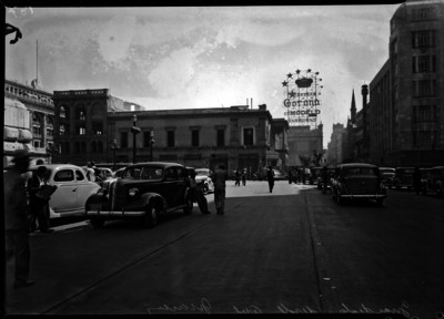 Vista panorámica de la calle del Ejido, hoy avenida Juárez, edificio Guardiola en primer plano