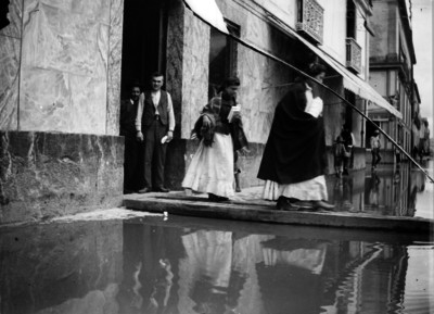 Mujeres salen de edificio público durante inundación en el centro de la ciudad
