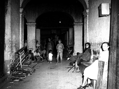 Gente en el interior de un mesón de San Juan de los Lagos