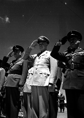 Dwight Eisenhower y otros militares en una ceremonia