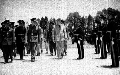 Eisenhower posando revista a los cadetes del colegio militar