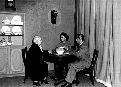Silvia Pinal escenificando la obra un cuarto para vivir en el teatro 5 de Diciembre