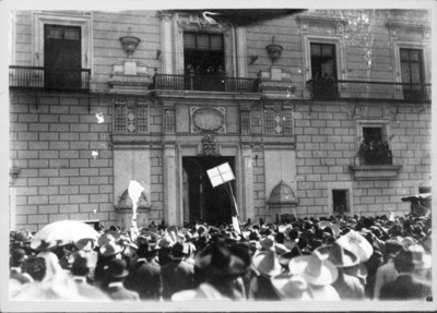 Francisco I. Madero en un balcón presencia manifestación