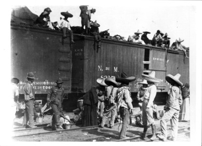 Revolucionarios se preparan para embarcarse en un ferrocarril