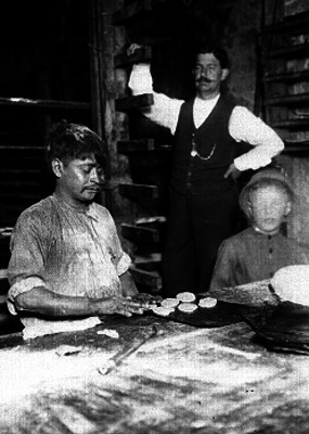 Hombre haciendo pan
