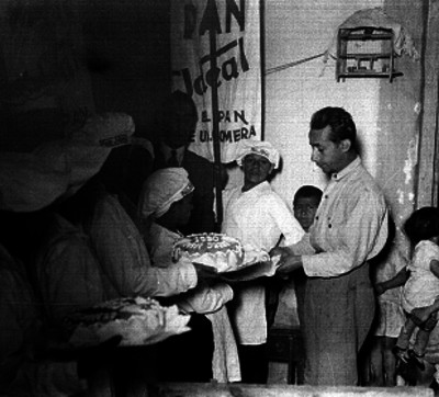 Niños vendiendo pasteles de la panadería Ideal